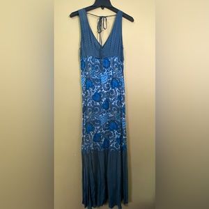 Charming summer dress ideal for beach, vacation, excellent condition almost new.